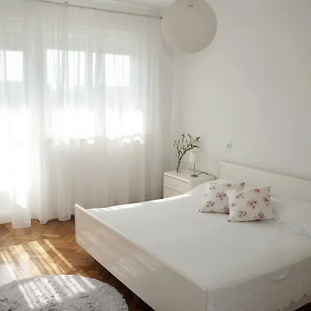 With Free Parking Apartment *