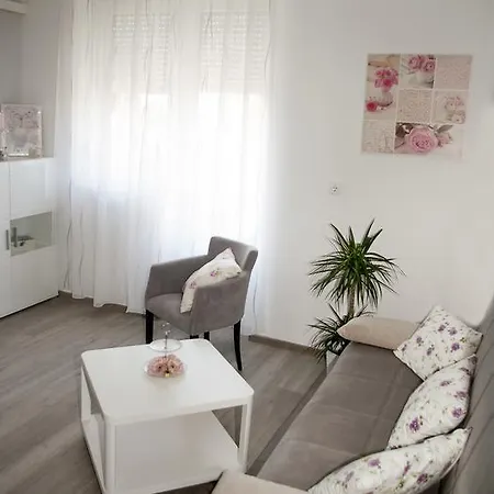 With Free Parking Apartment *