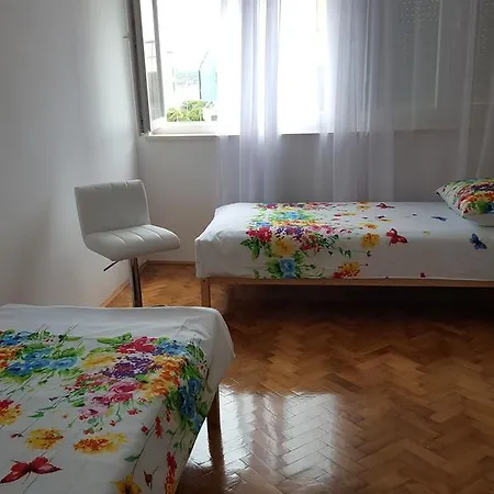 Apartment With Free Parking *